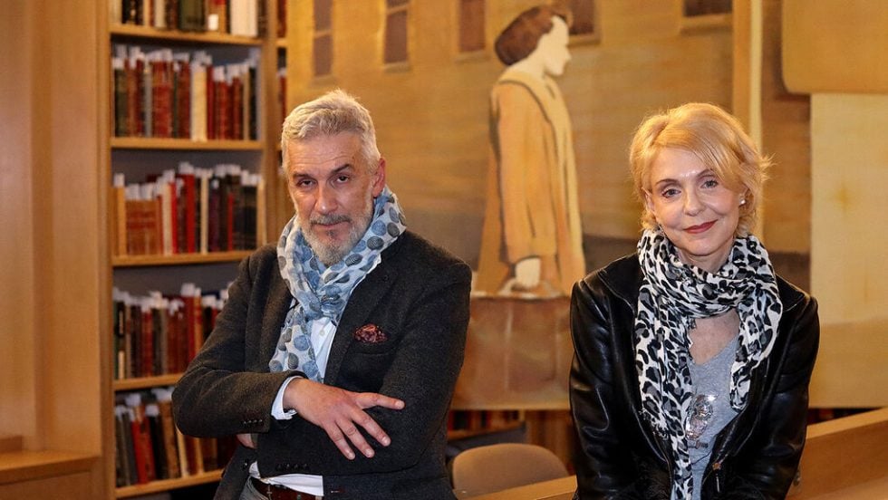 Η Ναταλία Τσαλίκη με τον Άρη Λεμπεσόπουλο στη Βιβλιοθήκη της ΕΣΗΕΑ